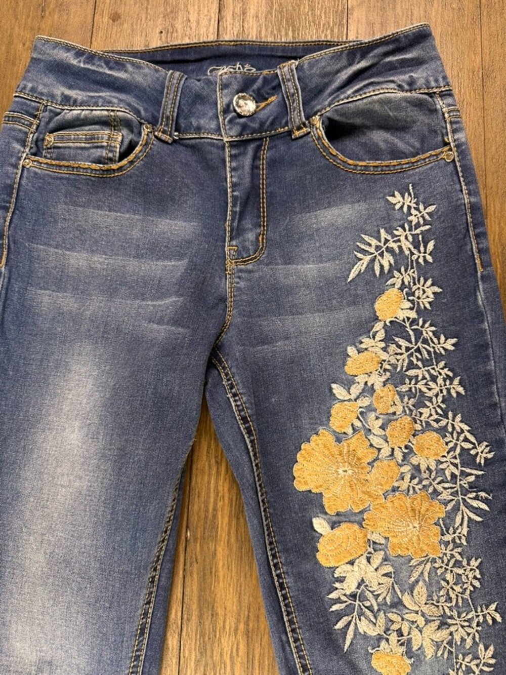 Caché Y2K Floral Embroidered Flare Jeans Women's Low/Mid Rise Sz 4 - Picture 3 of 16